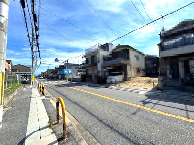 【前面道路含む現地写真】 | 堺市東区北野田　新築戸建 | 東向きに接する前面道路は幅員約9.7ｍです。（2025年6月撮影）