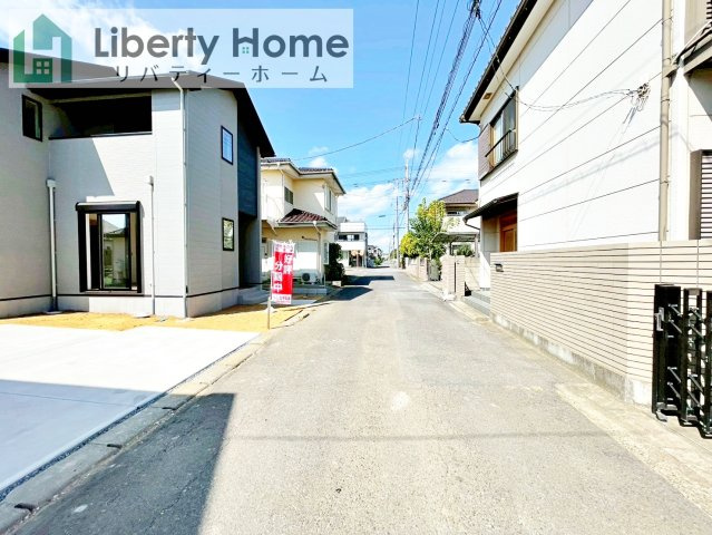 牛久市田宮町26期　新築戸建　１号棟の前面道路含む現地写真