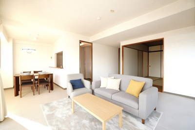 【居間・リビング】 | ヒューマンズプラザ青崎六番館 | 【約15.3帖LDK】
リフォームプランとして、和室を4.5畳にするのと、
キッチンルームを対面かセミアイランドにしたいですね。
折角の眺望なので、どこからでも何をしていても景色を楽しみたいですね。