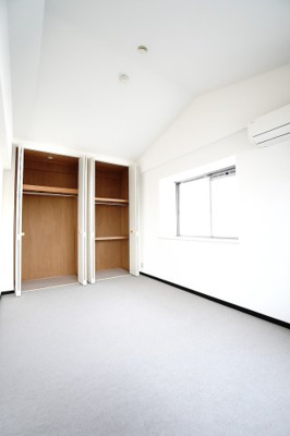 【洋室】 | ヒューマンズプラザ青崎六番館 | 【洋室約6.3帖】
天井高がある分、クローゼットも大型です。
3枚が連動する引戸で、中を目的別に仕切る形にすれば
かなり使い勝手も向上すると思いますので、
収納する荷物と相談ですね！