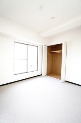 【洋室】 | ヒューマンズプラザ青崎六番館 | 【洋室約5.1帖】
この部屋のフールバルコニーからの景色が1番です。
2面採光となっておりコーディネートもし易そう。
勉強もお片付けも全部楽しいお気に入りの空間にしていけそうですね！