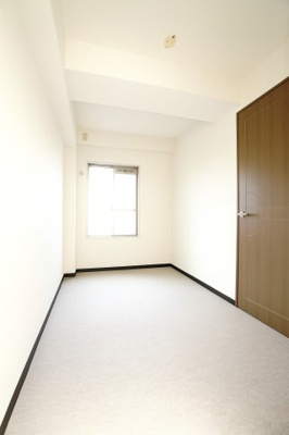 【洋室】 | ヒューマンズプラザ青崎六番館 | 【洋室約4.4帖】
在宅勤務・リモートワークの書斎や、
趣味やくつろぎのスペースとしても。
家族と一緒に楽しい時間を過ごす中にも、
一人でくつろげる時間と場所は特に良いですね。