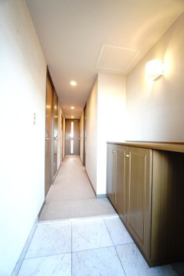 【玄関】 | ヒューマンズプラザ青崎六番館 | 【玄関ホール】
人を迎え入れる最初の場所だからこそ、
清潔感があり纏まった空間にして頂ける様に
ハイブリッドシューズBOXを設置したいところ。
照明はオートライト化を推奨いたします。