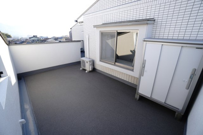 【バルコニー】 | ヒューマンズプラザ青崎六番館 | 【ルーフバルコニー】
本物件には3ヶ所のルーフバルコニーとメインバルコニーがあります。
目的によって各バルコニーを使い分けられ、
使用の仕方は管理規約に沿った使い方を推奨いたします。