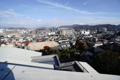 【展望】 | ヒューマンズプラザ青崎六番館 | 【四季を感じる】
四季の移ろい・爽やかな青空や風を感じられ
自然を愉しめるパノラマビュー。
毎日の暮らしに余裕を感じさせてくれる、
遮る物の無い開放的な眺望を是非、ご堪能ください。