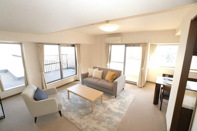 【居間・リビング】 | ヒューマンズプラザ青崎六番館 | 【約15.3帖LDK】
リビングダイニングだけでも約12.3帖もあり、
キッチンの造り方によっては、かなり開放的なお部屋となりそうです。
家族構成やライフスタイルによっても変わってまいりますね！