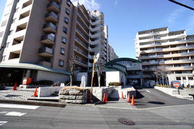 【外観】 | ヒューマンズプラザ青崎六番館 | 【耐震性】
耐震性の高さを判断するポイントは、
建築確認申請日が1981年6月1日以降の
新耐震基準に適合しているかどうか。
震度６程度の大地震でも
建物が崩壊しないレベルが基準になりました。