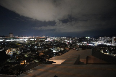 【展望】 | ヒューマンズプラザ青崎六番館 | 【Night View】
物件からの夜の景色は、隠れ夜景スポットのよう。
お仕事から疲れて帰ってきて、この夜景を楽しめるのも
この立地ならでは。
もう少し早い時間のサンセット夜景もキレイかも。