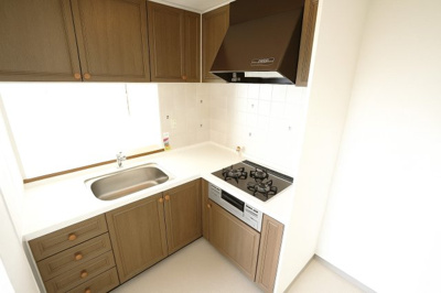 【キッチン】 | ヒューマンズプラザ青崎六番館 | 【キッチンルーム】
キッチンルームとして約3帖あり、ここの造り方で大分印象が違ったものに。
アイランド風のキッチンとしても面白いかもしれません。
使い勝手や家事動線等も一緒に検討したいですね。