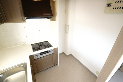 【キッチン】 | ヒューマンズプラザ青崎六番館 | 【キッチンルーム】
次のキッチンは、冷蔵庫置場やカップボード置場、出来ればパントリー等もある
こだわりのキッチンとしたいですね。デザイン性が良くても機能がいまいちだと
テンションがダダ下がりです。