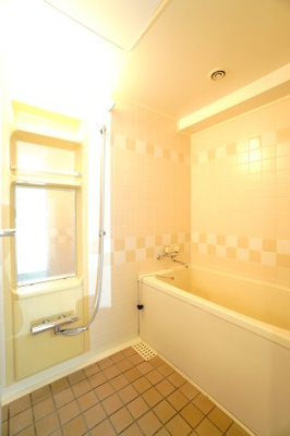 【浴室】 | ヒューマンズプラザ青崎六番館 | 【バスルーム】
現在の浴室は珍しい1218サイズ。
次に入れ替えるときは、1面だけのアクセントパネルをお奨めいたします。
全面アクセントは高級感があってよいのですが、1面だけだと広く感じます。