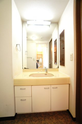 【独立洗面台】 | ヒューマンズプラザ青崎六番館 | 【コスメカウンター】
現在横幅が100cmありますので、次の洗面化粧台は
同じサイズ又は、75cmの本体+30cmのサイドキャビネットがお奨め。
加えて、出入りが楽なように引戸に交換がよいかも。
