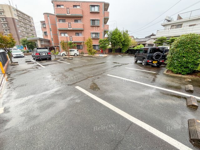 メゾンドール荒木の駐車場|駐車スペースもあります♪