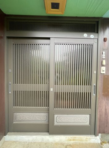 日の出町大久野　中古戸建の玄関