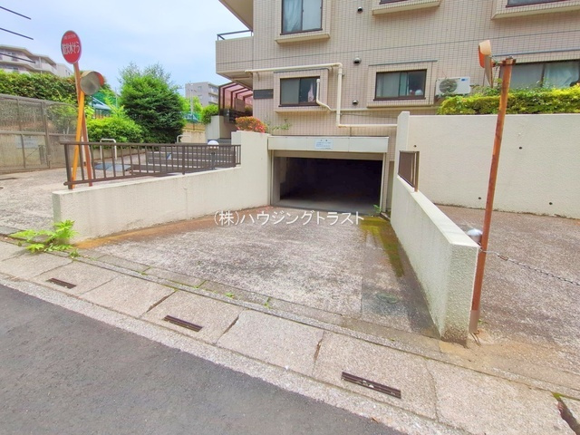 仲介手数料無料　レガパレス椿峰の駐車場