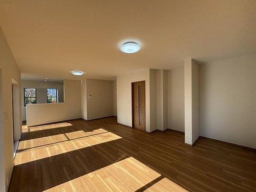 垂水区小束山　中古一戸建　リフォーム済の居間・リビング|広いリビングには２か所の空間があり、DIYでお子様の机やリモートスペースとしてお使い頂けます♪