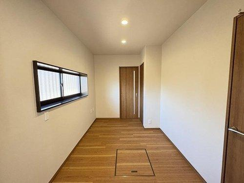 垂水区小束山　中古一戸建　リフォーム済のキッチン|キッチン横の広いパンドリーです♪