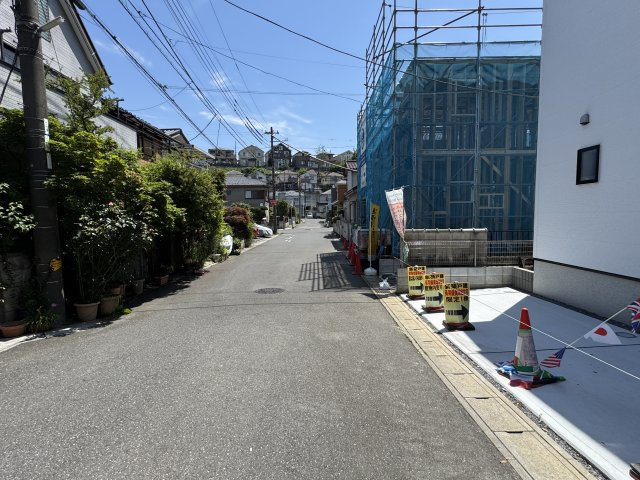 松戸市上本郷新築戸建【上本郷小学校：10分】の前面道路含む現地写真|北側前面道路・幅員約6.5ｍ