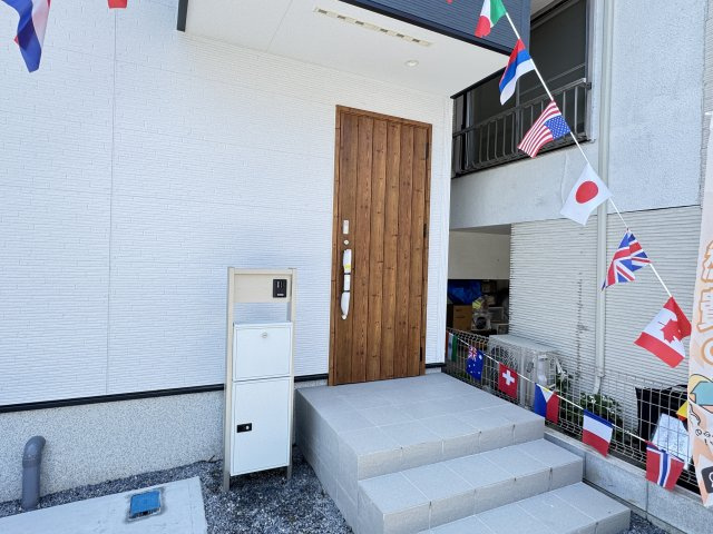 松戸市上本郷新築戸建【上本郷小学校：10分】のエントランス|エントランス・玄関ポーチ・宅配ボックス完備