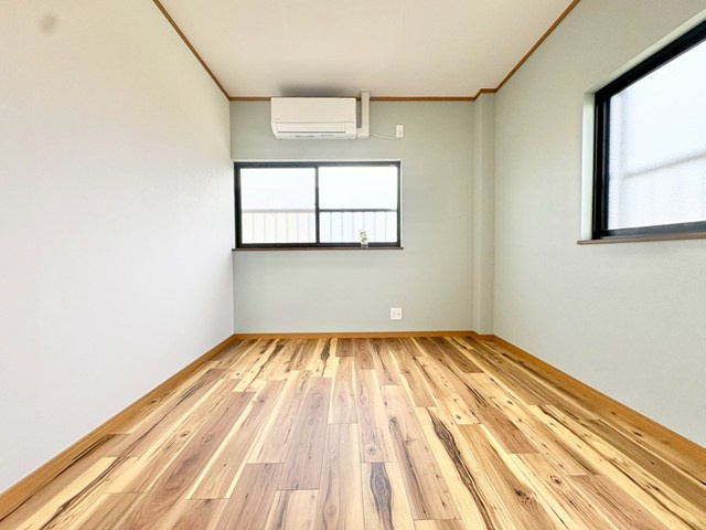 【洋室】 | 吹田市内本町3丁目中古戸建 | 現在ご返済中のカーローン・カードローン・教育ローンなどを住宅ローンに一本化したり、家具家電購入費用・引越し費用を住宅ローンと組み合わせるなど、お客さまにメリットの多い住宅ローンのご提案が可能です。