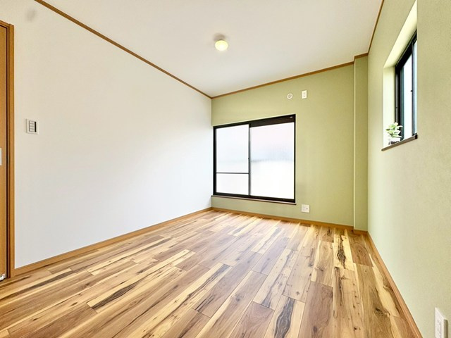 【寝室】 | 吹田市内本町3丁目中古戸建 | エイブル売買事業部では、箕面市・豊中市・吹田市・池田市・茨木市・高槻市の北摂エリア全域で、物件のご紹介を致しております。北摂エリアにて購入物件をお探しの際は、当社までお問合せ下さいませ。