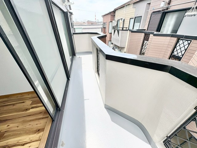 【バルコニー】 | 吹田市内本町3丁目中古戸建 | こちらの物件近くの教育施設や、スーパー・公園など、物件周辺の住環境を併せてご案内させて頂きます。ぜひ、現地での暮らしをイメージなさって下さい！