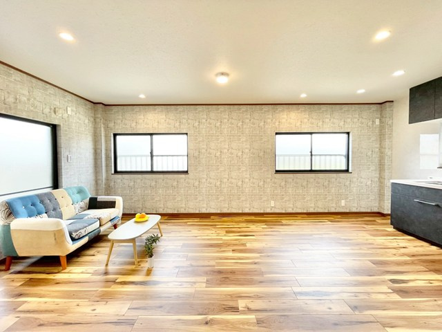【居間・リビング】 | 吹田市内本町3丁目中古戸建 | こちらのサイトに掲載されている全ての物件が、当社にてご紹介可能です！気になる物件がありましたら、弊社スタッフまでお気軽にお問合せ下さいま