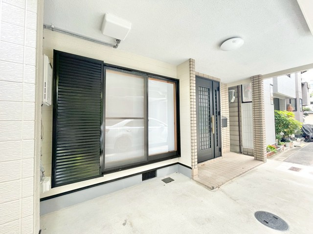 【駐車場】 | 吹田市内本町3丁目中古戸建 | サイトに掲載されていない箇所の写真、撮影してお届けさせて頂きます！気になる物件で、見たい部分の画像が無い場合は、弊社スタッフまでご連絡下さいませ。お客様の気になる箇所を、カメラにて撮影して参ります！