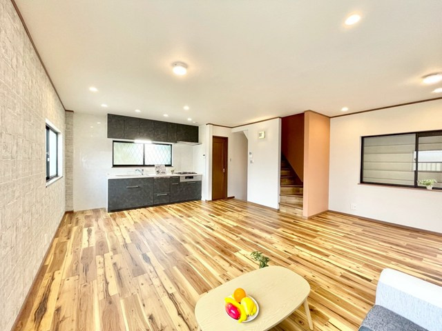 【居間・リビング】 | 吹田市内本町3丁目中古戸建 | エイブル売買事業部では、箕面市・豊中市・吹田市・池田市・茨木市・高槻市の北摂エリア全域で、物件のご紹介を致しております。北摂エリアにて購入物件をお探しの際は、当社までお問合せ下さいませ。
