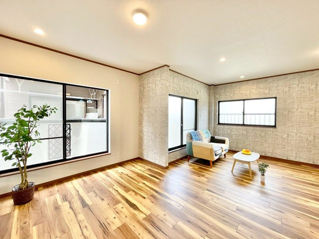 【居間・リビング】 | 吹田市内本町3丁目中古戸建 | エイブルにて取扱い可能な住宅ローンは、全部で10種類以上！お客様にピッタリの住宅ローンを当社のFPよりご案内させて頂きます。住宅ローンのご相談だけでも、お気軽にご相談下さいませ。
