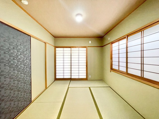 【和室】 | 吹田市内本町3丁目中古戸建 | こちらの物件近くの教育施設や、スーパー・公園など、物件周辺の住環境を併せてご案内させて頂きます。ぜひ、現地での暮らしをイメージなさって下さい！