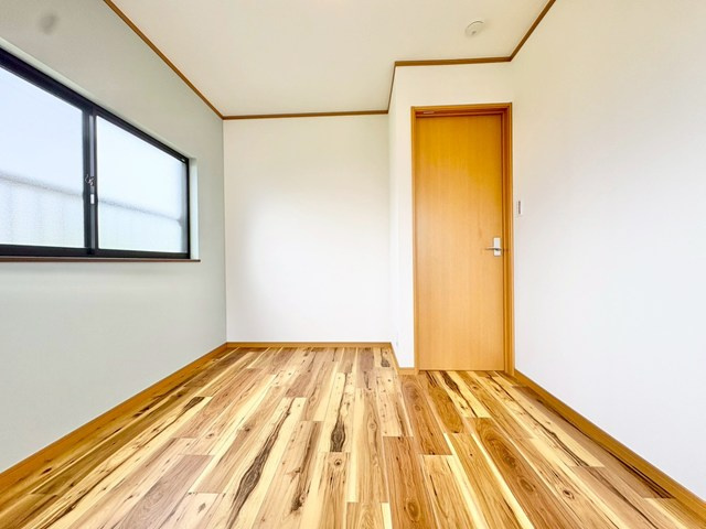 【寝室】 | 吹田市内本町3丁目中古戸建 | サイトに掲載されていない箇所の写真、撮影してお届けさせて頂きます！気になる物件で、見たい部分の画像が無い場合は、弊社スタッフまでご連絡下さいませ。お客様の気になる箇所を、カメラにて撮影して参ります！