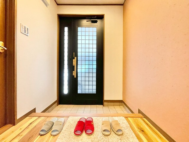 【玄関】 | 吹田市内本町3丁目中古戸建 | エイブルだけの嬉しいサービス、ご用意しております。詳細は、お気軽に当社までお問合せ下さいませ！