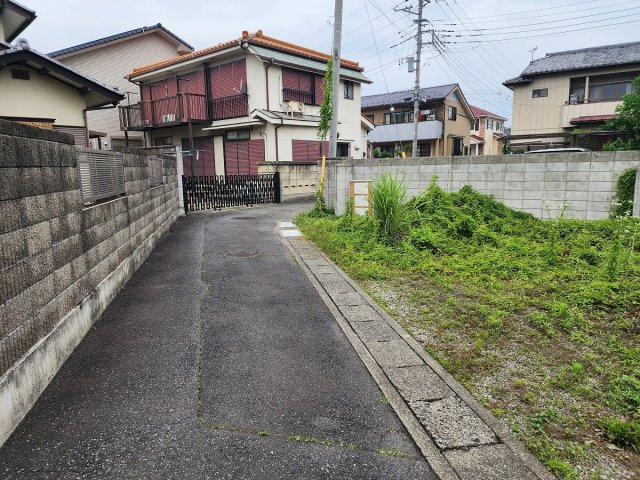 高崎市井野町　売地の前面道路含む現地写真