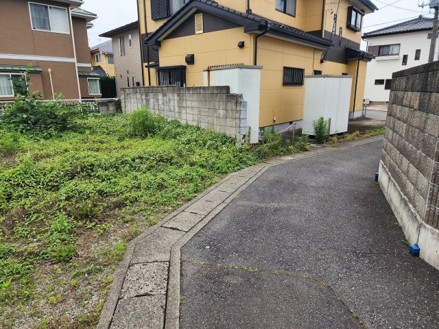 高崎市井野町　売地の前面道路含む現地写真