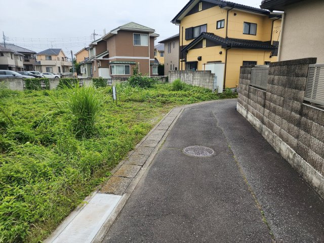 高崎市井野町　売地の前面道路含む現地写真