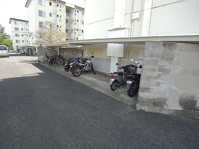 【その他共用部分】 | メゾン北鈴 | 駐輪スペース、バイクも置けます