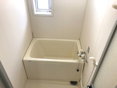 【浴室】 | メゾン北鈴 | 換気に便利な窓ありバスルーム