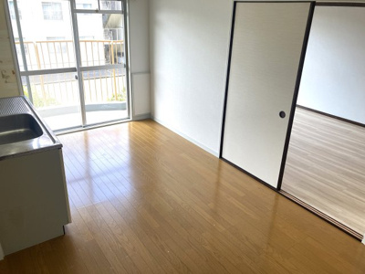 【内装】 | メゾン北鈴 | バルコニーに面したダイニングは使い勝手も日当たりも良好