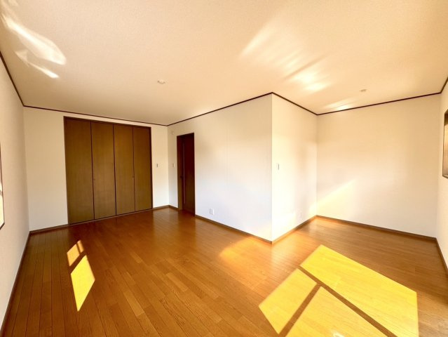 岡山市北区御津高津　中古戸建のその他|２階洋室１２．４帖。
２．７帖のウォークインクローゼット付きです。