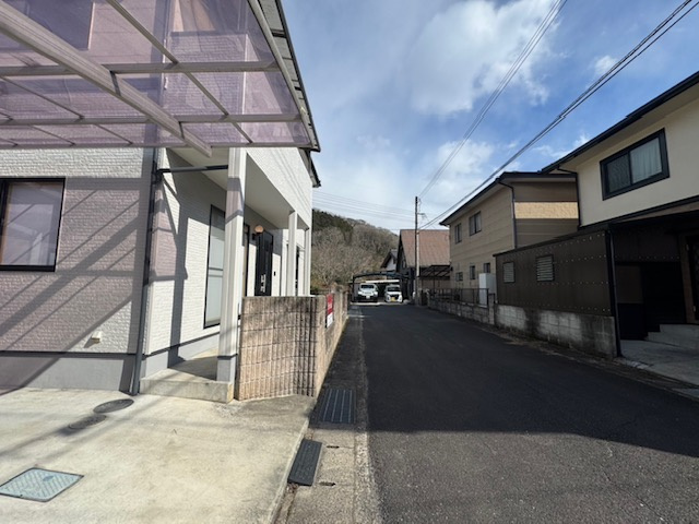 岡山市北区御津高津　中古戸建の前面道路含む現地写真|南側道路　幅員６．０ｍ。
