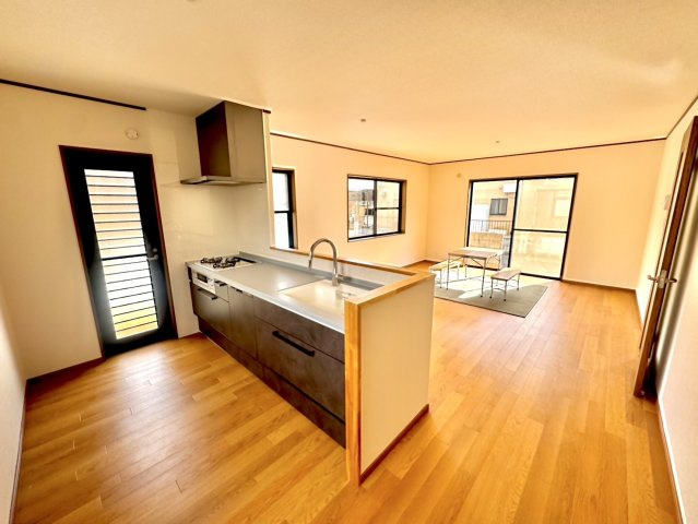 岡山市北区御津高津　中古戸建の居間・リビング|１６．９帖のＬＤＫ。
新品のシステムキッチン設置済み。