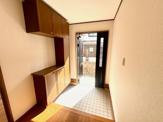 岡山市北区御津高津　中古戸建の玄関|明るく清潔感のある玄関。