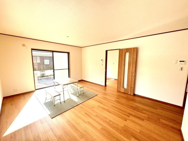 岡山市北区御津高津　中古戸建の居間・リビング|明るく開放感のあるリビング。