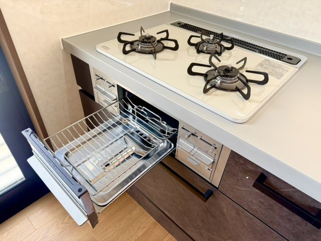 岡山市北区御津高津　中古戸建のキッチン|３口ガスコンロでお料理もラクラクです。