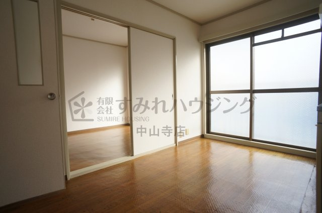 ドミール中山の居間・リビング