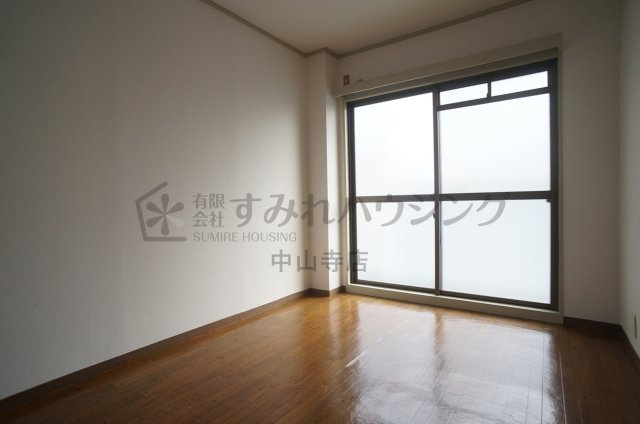 ドミール中山の洋室