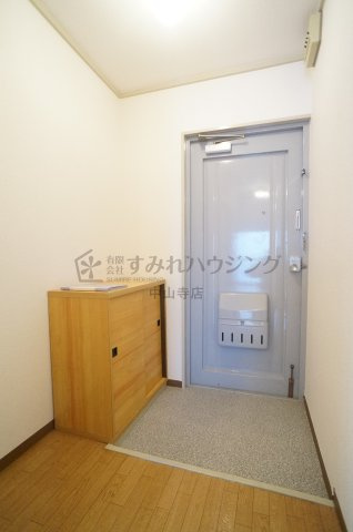 ドミール中山の玄関