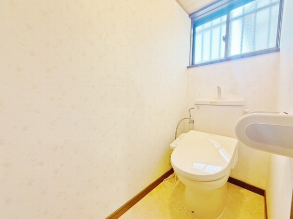 尼崎市大島１丁目　中古戸建のトイレ|清潔感のあるトイレです