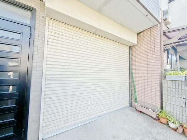 尼崎市大島１丁目　中古戸建の駐車場|車をお持ちの方に嬉しい駐車場付きの物件です